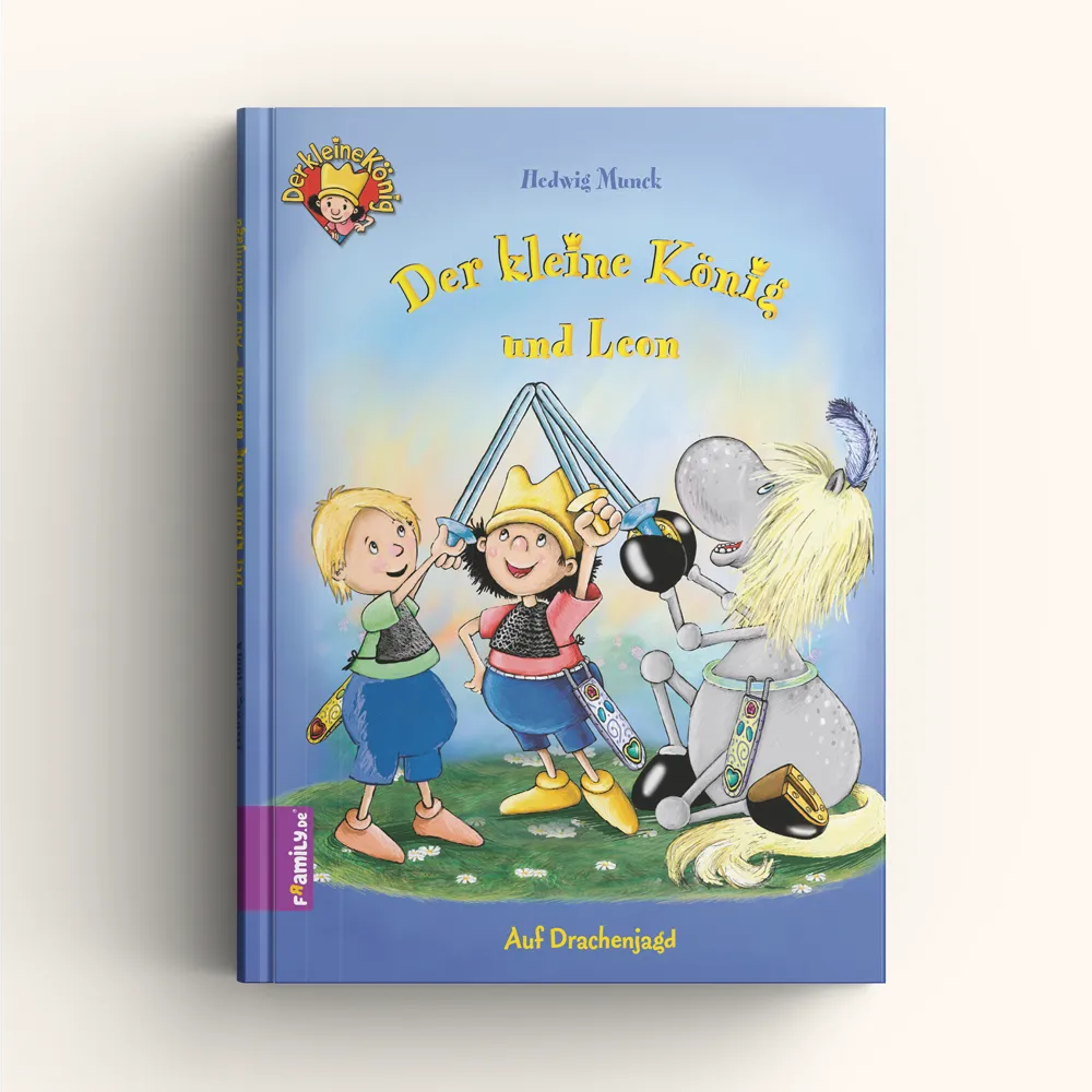 Cover des personalisierten Kinderbuches "Der kleine König und Leon" zeigt den kleinen König, einen Jungen sowie ein Pferd, die drei Schwerter in die Höhe halten.