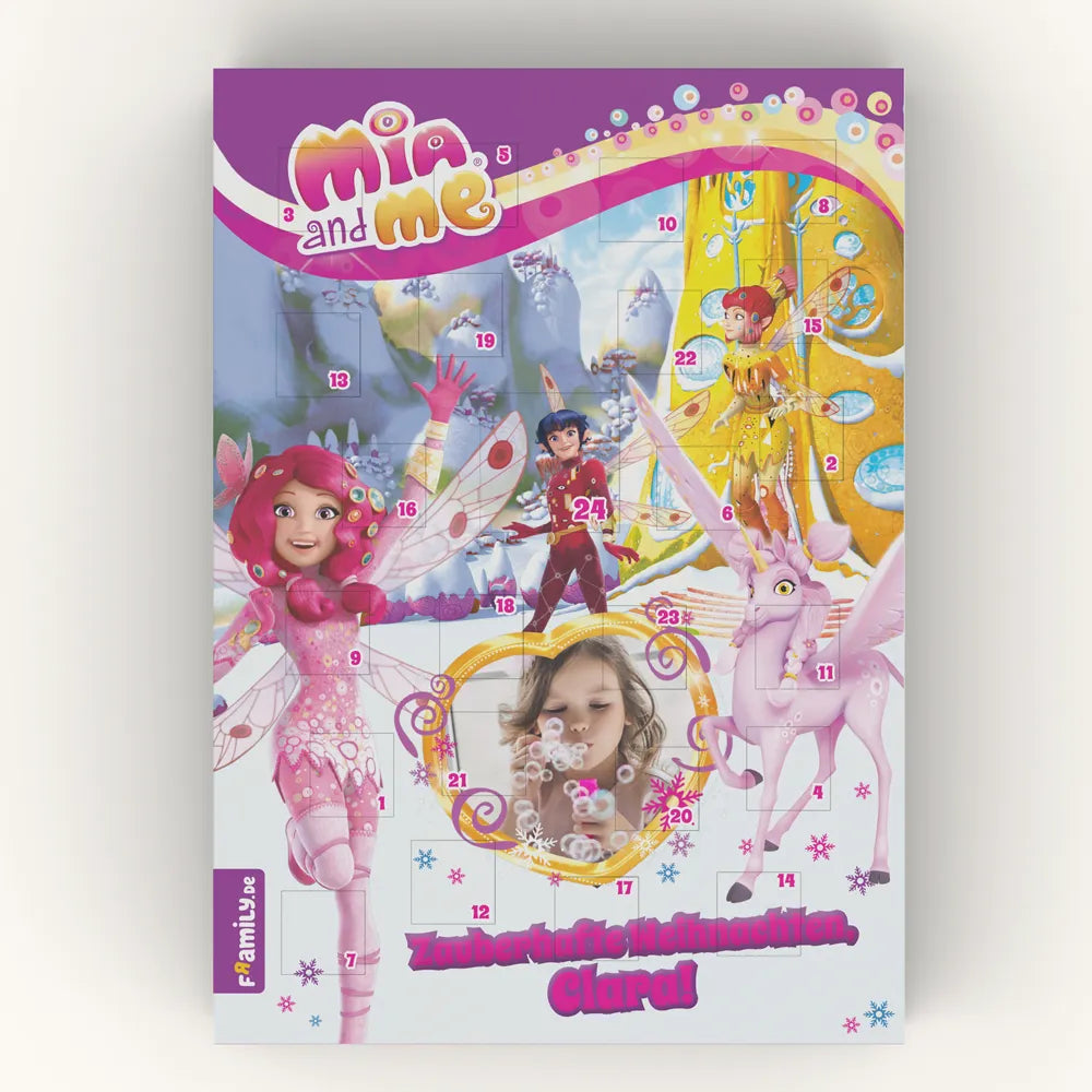 Der Framily Mia and me Adventskalender zeigt Mia sowie weitere Feen, einen Pegasus und ein Mädchen. Text: "Zauberhafte Weihnachten, Clara!". Personalisiere deinen Kalender.