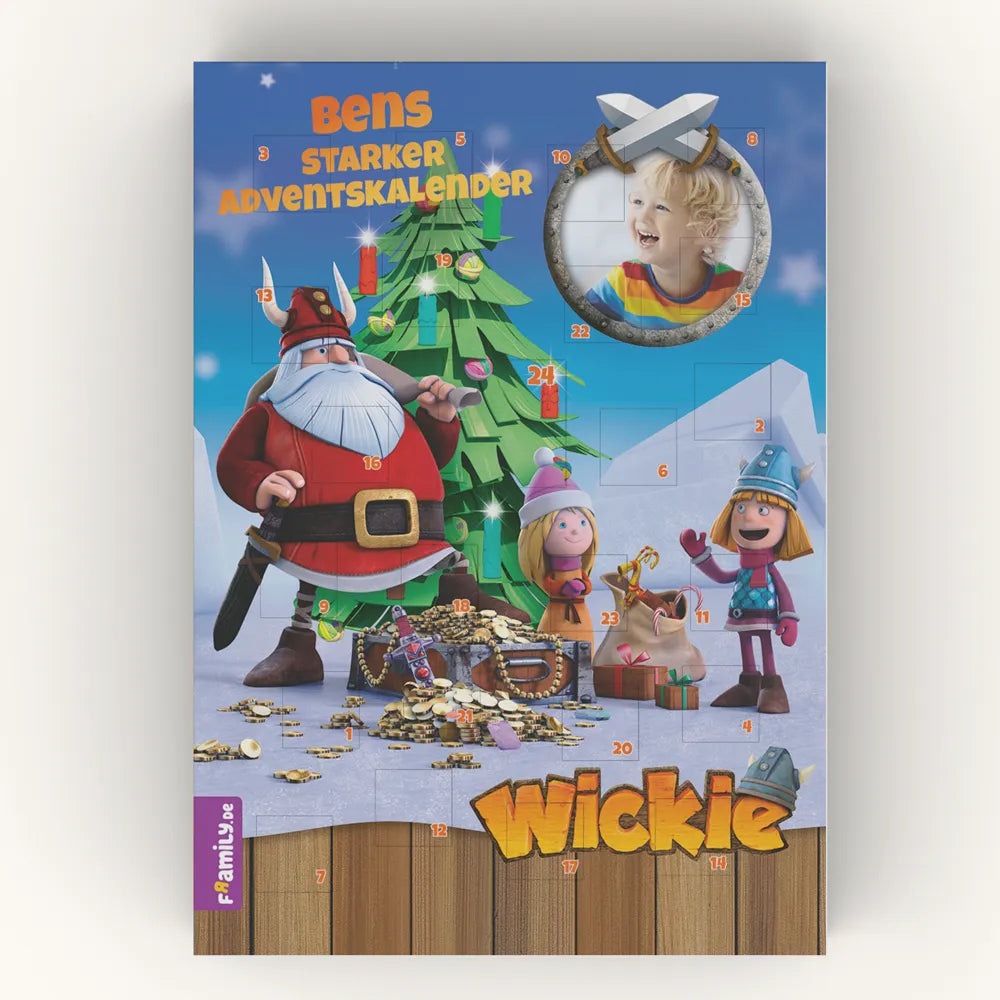 Der personalisierte Adventskalender zeigt Wickie, den Wikinger-Weihnachtsmann sowie ein Mädchen vor einem Weihnachtsbaum mit Schatztruhe und Geschenken. Neben einem Foto steht "Bens starker Adventskalender".