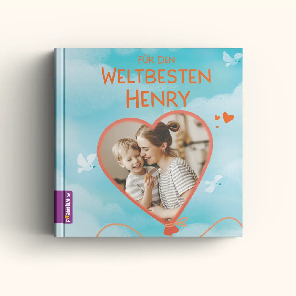 Ein einzigartiges Geschenk von Framily: "Für das weltbeste Kind" - personalisiertes Buch mit blauem Umschlag, herzförmiges Foto von Frau und Kind, weißen Schmetterlingen und orangen Herzen für den besonderen Henry.