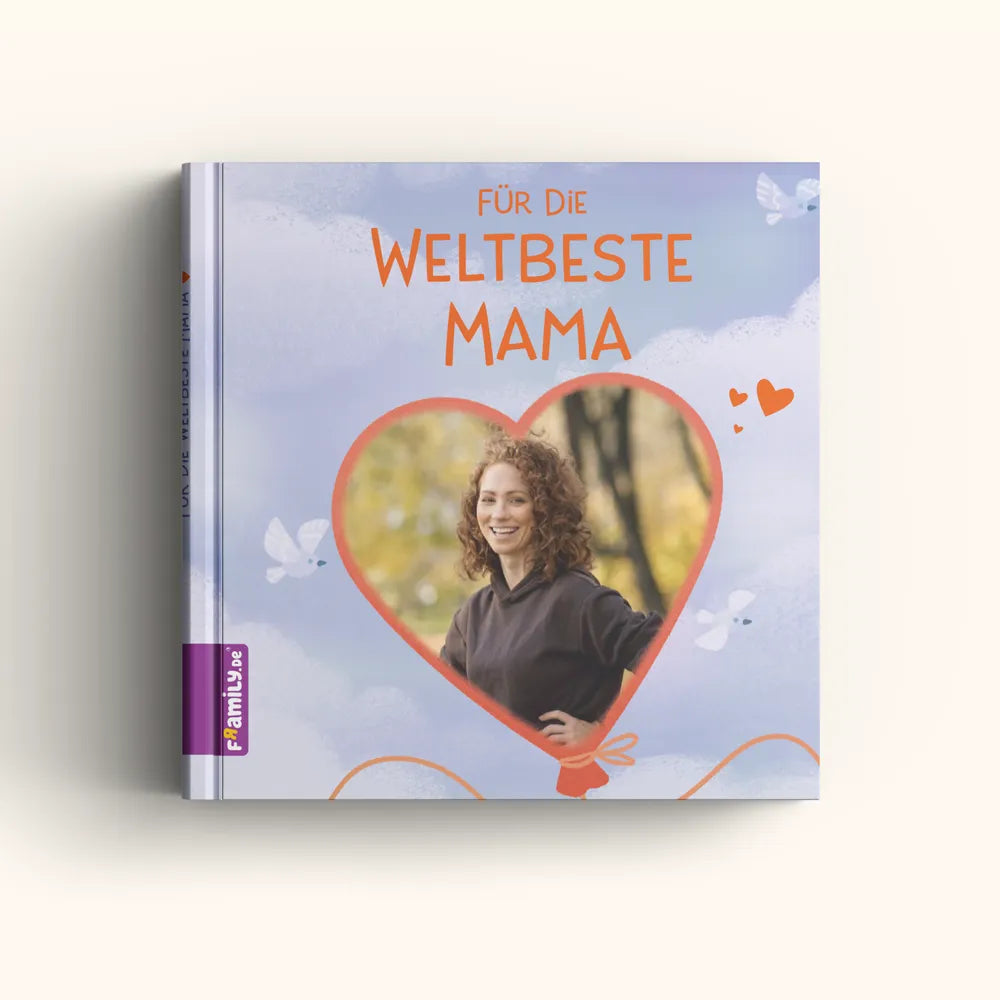 Ein Framily-Buchcover mit dem Titel "Für die weltbeste Mama" zeigt eine lächelnde Frau in einem Herzrahmen vor einem sanften blauen Himmel mit weißen Tauben und orangefarbenen Herzen - ein einzigartiges, schönes Geschenk für Mama.