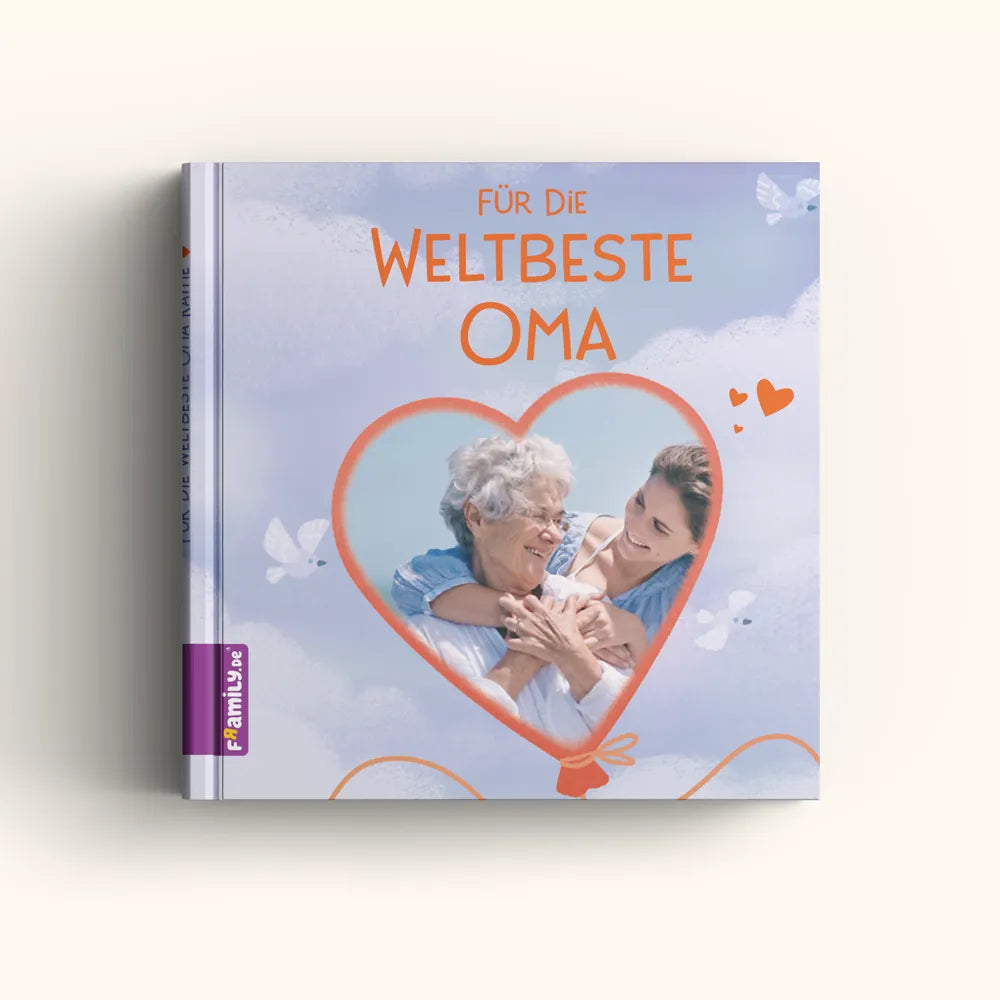 Das Buch "Für die weltbeste Oma" von Framily zeigt eine ältere Frau und eine junge Frau, die sich lächelnd in einem Herz umarmen, umgeben von Schmetterlingen - ein einzigartiges Geschenk für Oma.