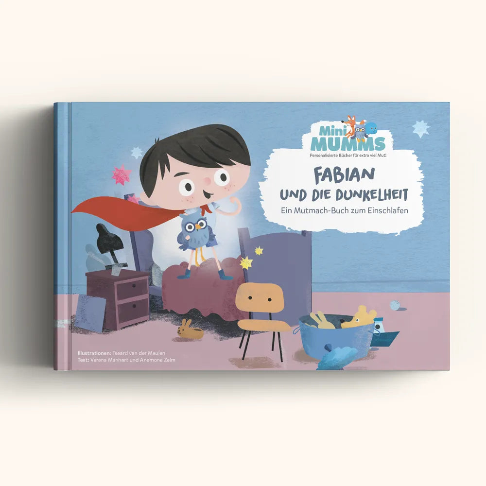 Das Cover des Mutmach-Buches zum Einschlafen: Ein Junge im roten Umhang mit Taschenlampe auf dem Bett und Eule Molly Minimumm überlisten gemeinsam die Angst vor der Dunkelheit.