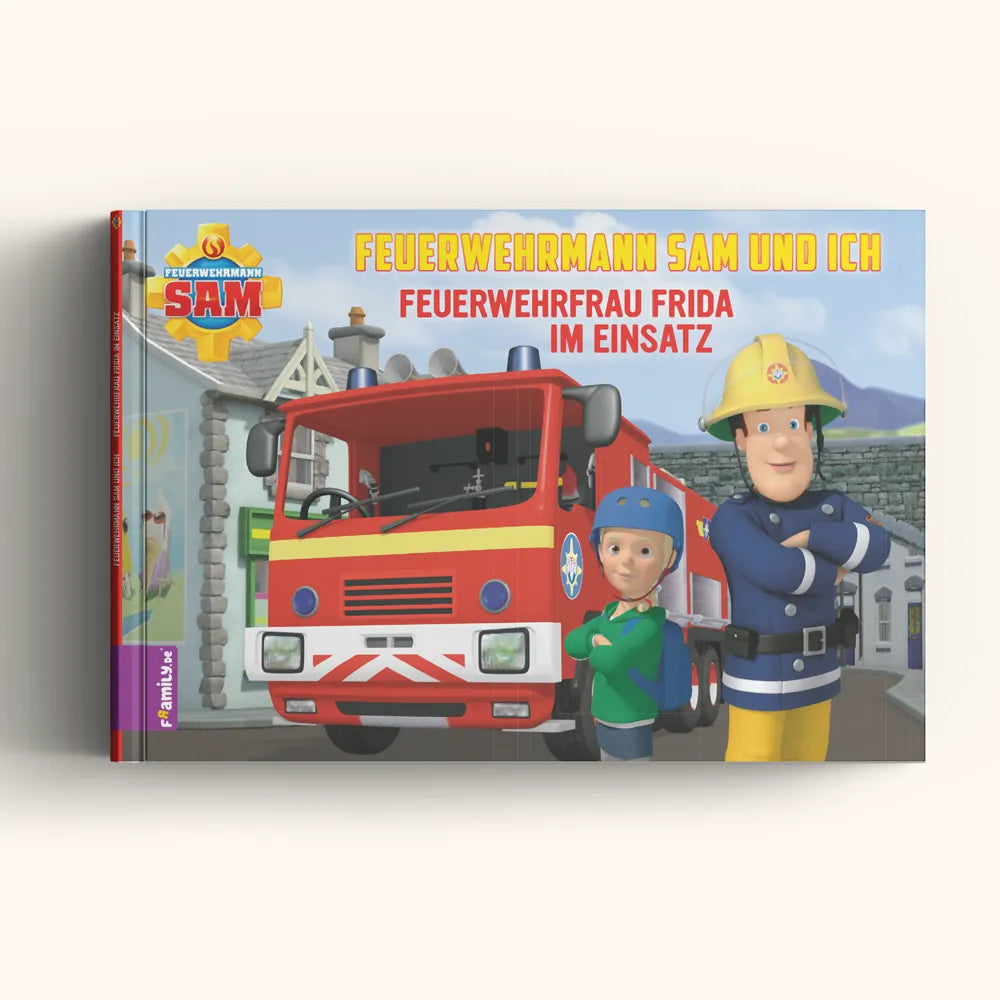 Das Framily-Buch „Feuerwehrmann Sam und ich - Feuerwehrfrau Frida im Einsatz“ zeigt Sam und ein personalisiertes Kind neben einem roten Feuerwehrauto, dahinter Feuerwehrleute und Gebäude.