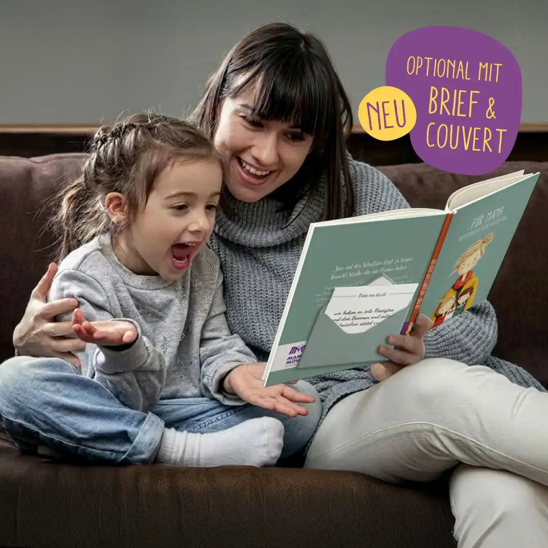 Mama und Tochter lesen das Framily-Buch "Für Mama" - Brief und Cuvert. Framily - Ein Buch für Mama