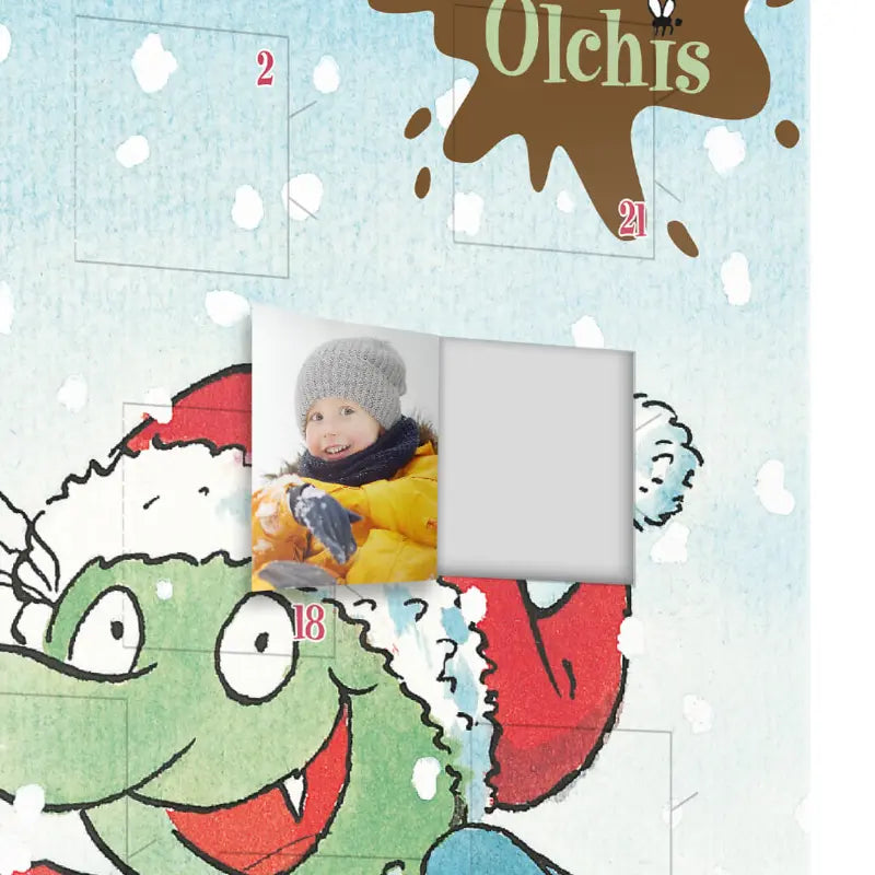 Die Nahaufnahme eines geöffneten Framily Adventskalender-Türchens mit personalisiertem Foto eines lächelnden Kindes auf der Innenseite der Tür.