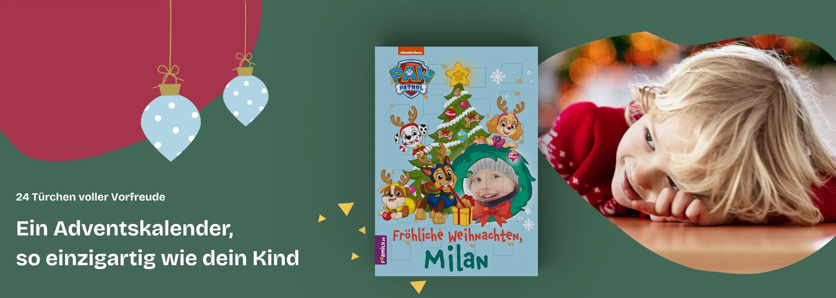 Ein Adventskalender, so einzigartig wie dein Kind: Kleiner Junge zeigt auf personalisierten Adventskalender mit Foto und der Aufschrift "Fröhliche Weihnachten, Milan"