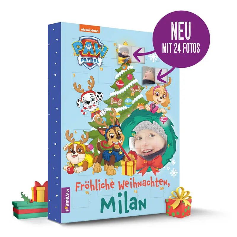 Der Framily PAW Patrol Adventskalender zeigt die Paw Patrol um einen festlichen Weihnachtsbaum sowie ein Foto und die Aufschrift "Fröhliche Weihnachten.