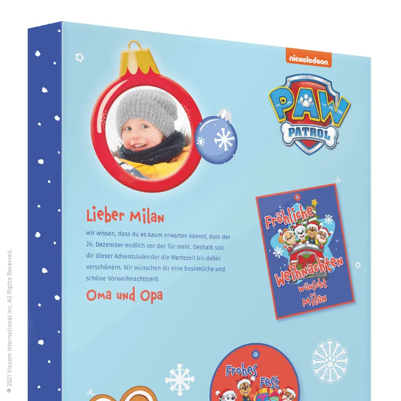 Persönlicher Widmungstext auf der Rückseite des PAW Patrol Adventskalenders mit Foto des beschenkten Kindes. Zusätzlich sind ausschneidbare Geschenkanhänger abgebildet.