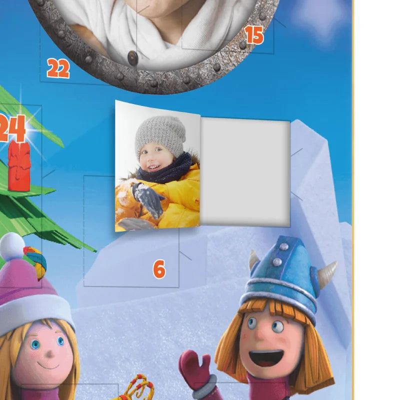 Die Nahaufnahme eines geöffneten Framily Adventskalender-Türchens mit personalisiertem Foto eines lächelnden Kindes auf der Innenseite der Tür.