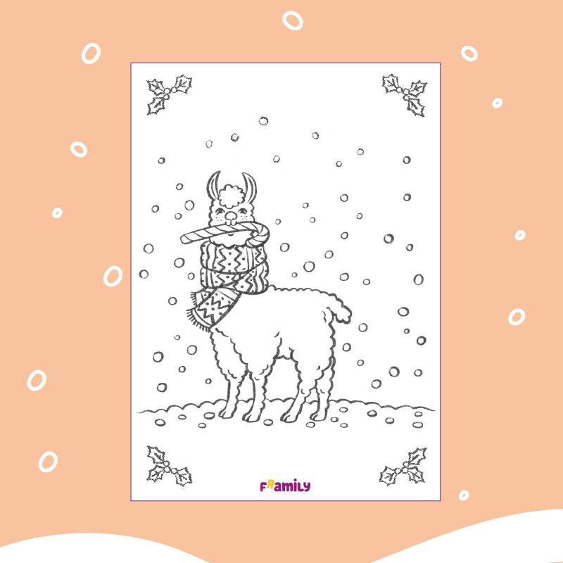 Ausmalbild zum kostenlosen Download: Ein Lama mit einem kuscheligen Schal und Zuckerstange im Maul steht im fallenden Schnee, umgeben von Stechpalmenschmuck.