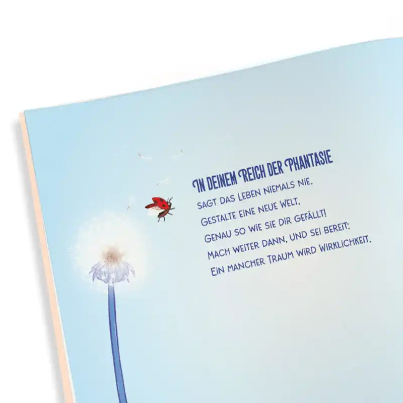 Ein aufgeschlagenes Buch von Framily, "Weil du das Größte für mich bist", zeigt liebevolle Illustrationen wie eine Pusteblume und einen roten Vogel. Poetische Reime schmücken die Seite und laden zum Träumen ein.