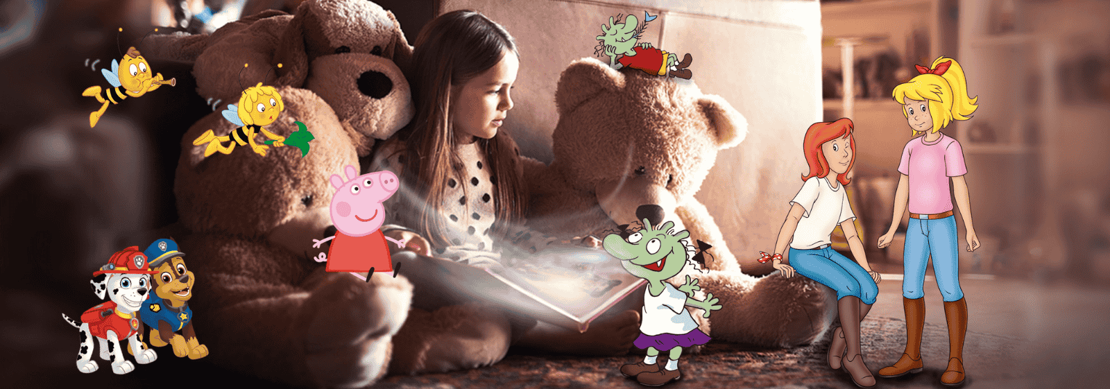Ein junges Mädchen sitzt zwischen zwei großen Teddybären und liest ein Buch. Bunte Figuren, darunter verspielte Tiere und Kinder, erscheinen um sie herum, als würden sie in der Geschichte zum Leben erwachen.