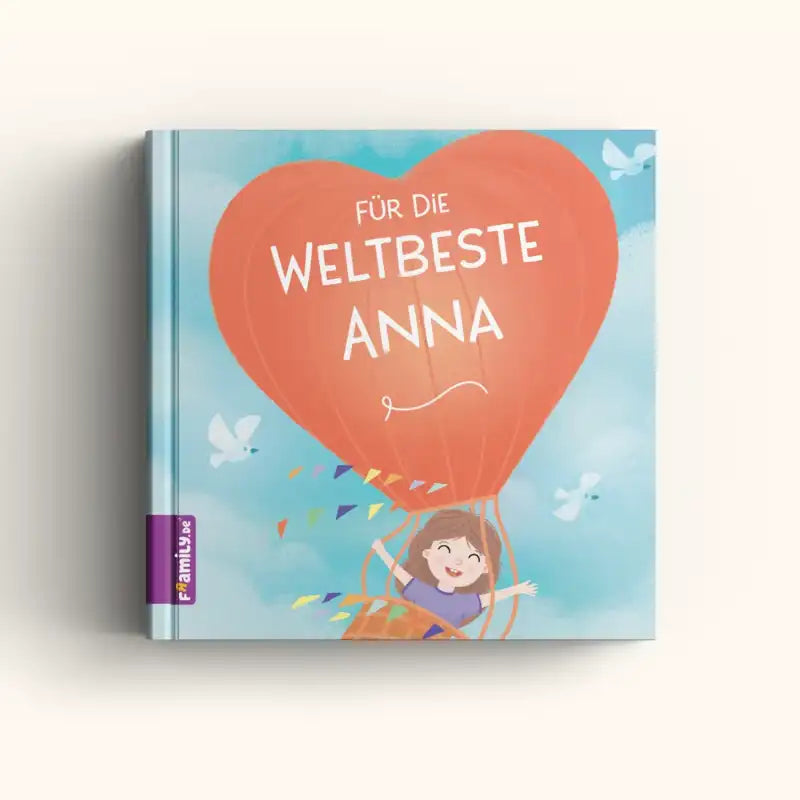 Kinderbuchcover mit einem lächelnden Kind in einem herzförmigen Heißluftballon, der in einen blauen Himmel fliegt. Auf dem Ballon steht Für das weltbeste Kind-ein personalisiertes Buch von Framily, ein einzigartiges Geschenk für Kinder.