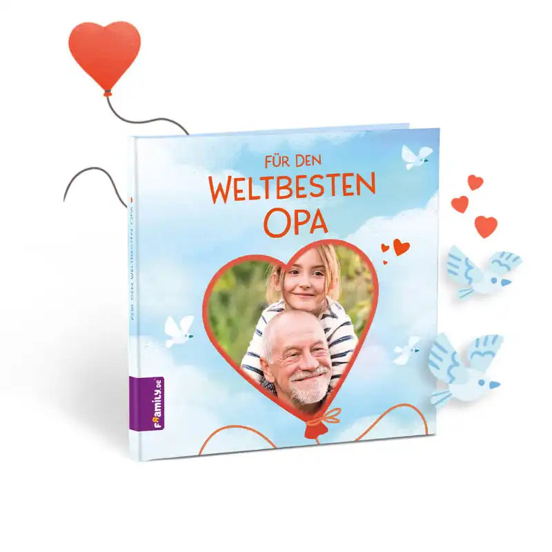 Das Framily Buch "Für den weltbesten Opa" zeigt ein herzförmiges Foto eines lächelnden Kindes und Großvaters auf dem Einband, mit Herz- und Vogelillustrationen vor himmelblauem Hintergrund.