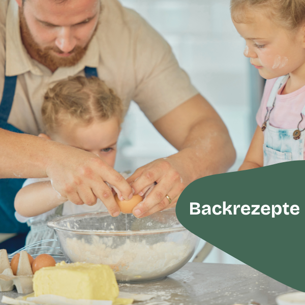 Ein Mann und zwei kleine Kinder schlagen beim gemeinsamen Backen ein Ei in eine Rührschüssel. Mehl und andere Backzutaten stehen auf dem Tisch. In der Ecke erscheint der Text Backrezepte.
