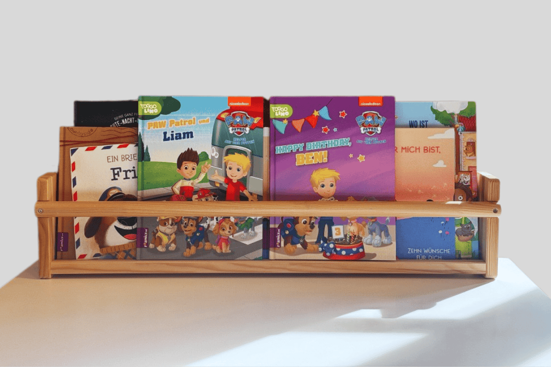 Buecherregal mit personalisierten Kinderbüchern mit der Paw Patrol