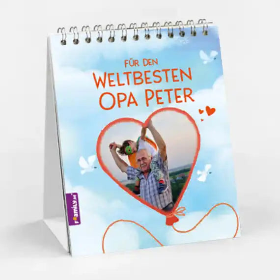 Der spiralgebundene Tischkalender "Für den weltbesten Opa" von Framily zeigt einen herzförmigen Rahmen mit einem älteren Mann, der ein Kind hochhebt. Es ist das perfekte personalisierte Geschenk für Opa.