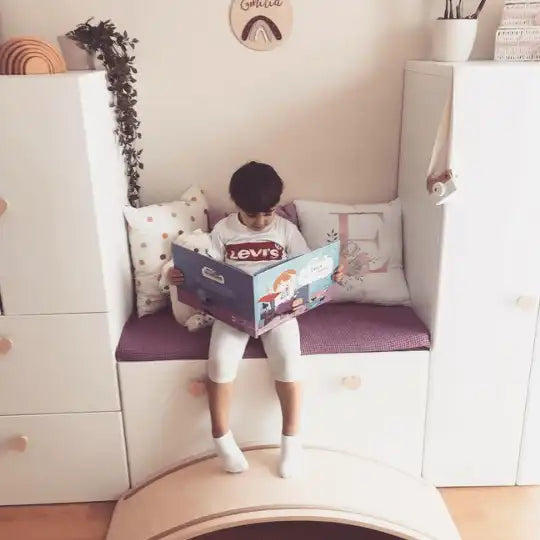 Ein Junge liest ein personalisiertes Buch