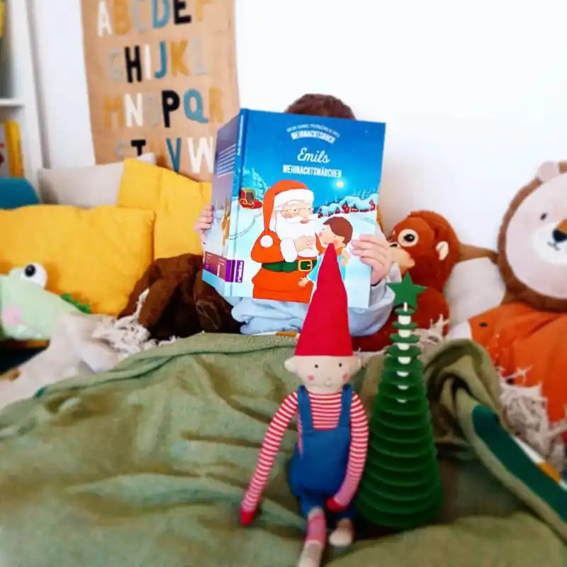 Ein Kind hält das Buch Weihnachtsmärchen in der Hand und liest