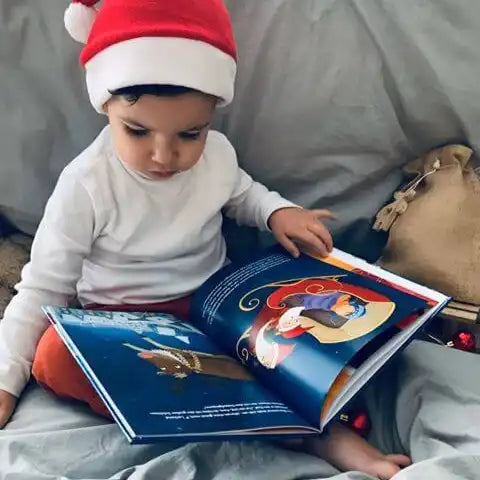 Ein Kind hält das Buch Weihnachtsmärchen in der Hand