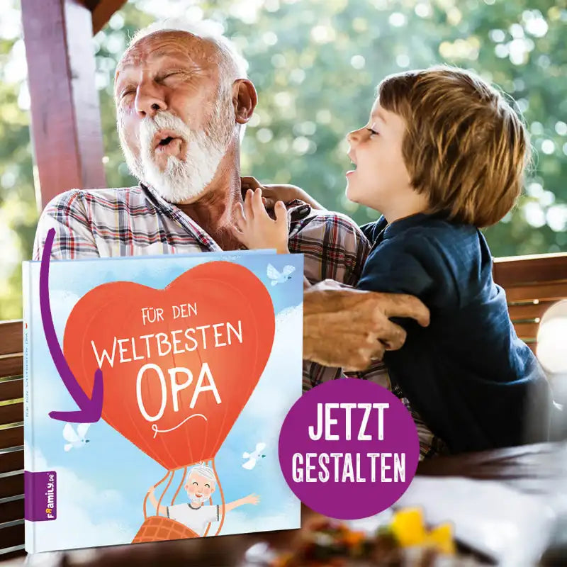 Ein älterer Mann und ein Junge lachen gemeinsam an einem Tisch; im Vordergrund ist das Buch "Für den weltbesten Opa" von Framily zu sehen.