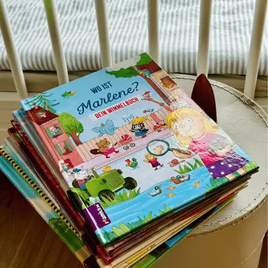 Stapel Bücher, oberstes Buch ist das personalisierte Wimmelbuch "Wo ist Marlene?"