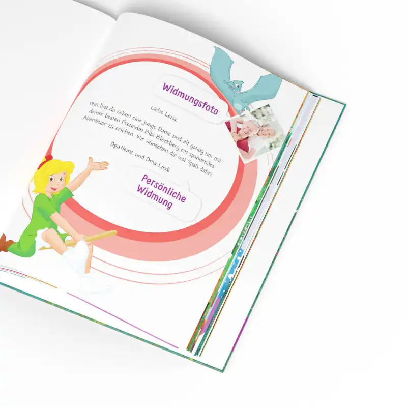 Das Buch Bibi Blocksberg und du von Framily enthält das Foto und den Namen Ihres Kindes, ein Feld für eine persönliche Widmung und ein weiß-rosa Design - perfekt für kleine Bibi Blocksberg-Fans.