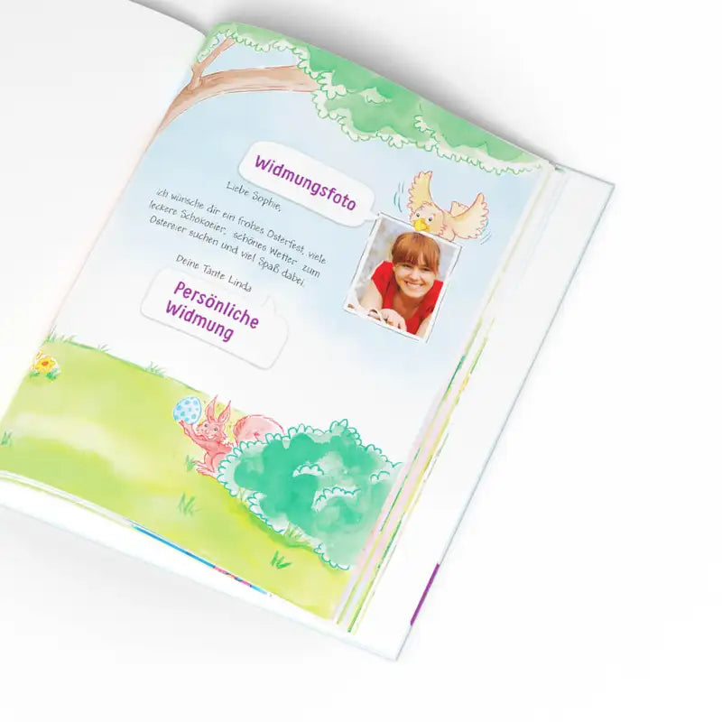 Personalisierte Widmungsseite mit Foto eines Kindes vor einer Gartenlandschaft mit Osterhasen, der ein Osterei hält.