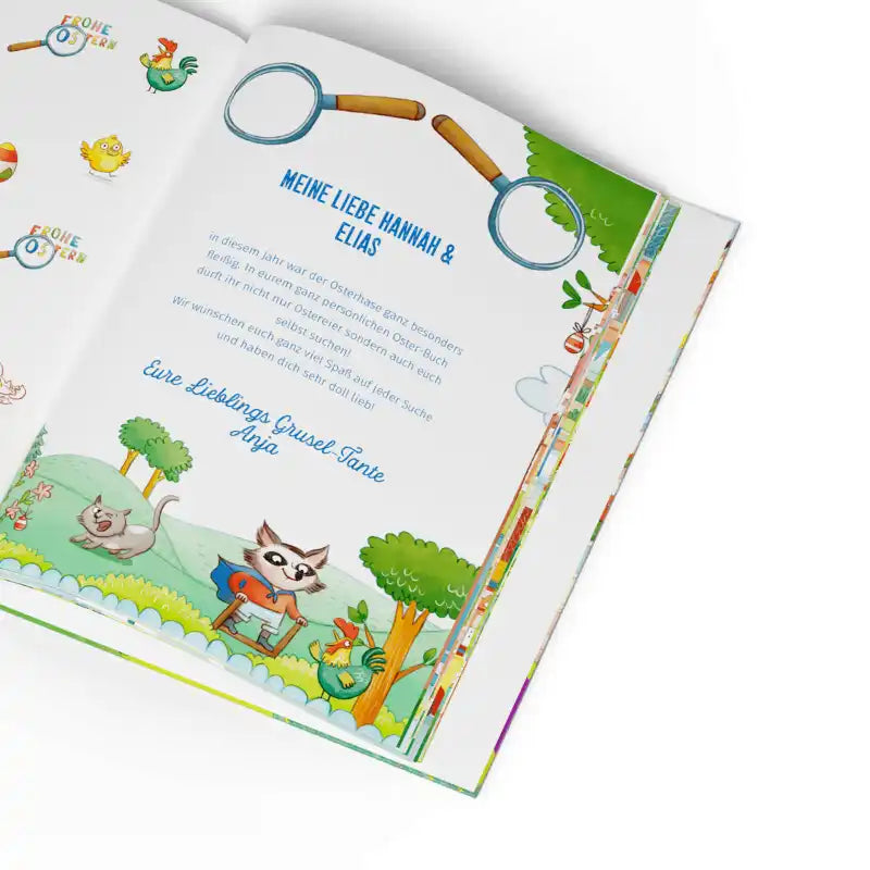 Personalisierter Widmungtext des Osterwimelbuches in Gartenlandschaft mit Waschbär und Katze sowie zwei Lupen für  Fotos.