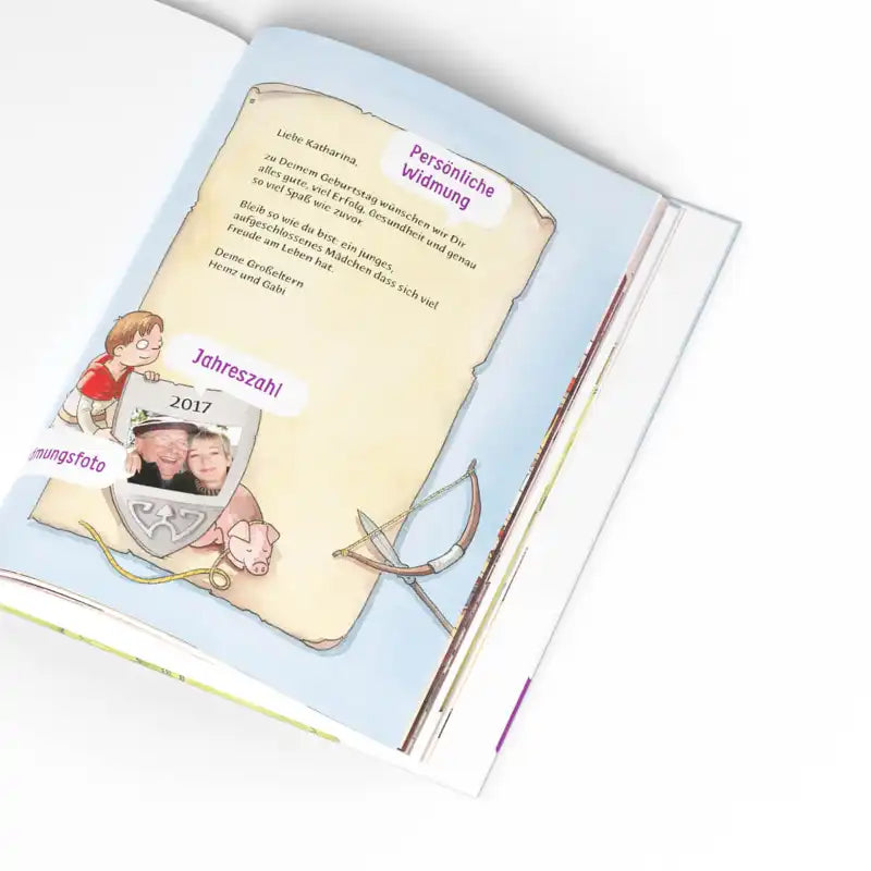 Ein aufgeschlagenes Buch, "Der kleine Ritter Trenk und du" von Framily, zeigt eine deutsche Widmungsseite mit Ritter Trenk, ein Kind mit Pfeil und Bogen und ein Familienfoto von 2017 in einem Schild - ideal für die eigene Rittersaga Ihres Kindes.