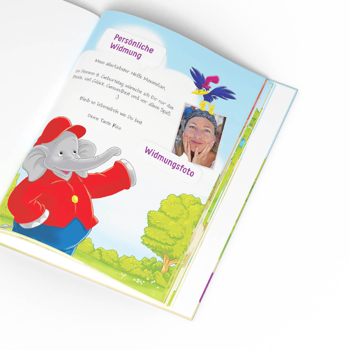 Eine bunte Seite aus "Benjamin Blümchen und du" von Framily zeigt Benjamin Blümchen in Rot, ein lächelndes Frauenfoto mit einem Vogel und einen deutschen Text für eine persönliche Widmung - ein einzigartiges personalisiertes Kinderbuchgeschenk.