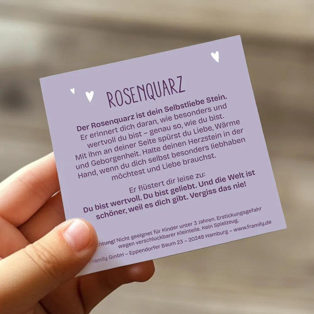 Rückseite des Etiketts mit Infos zum Stein: Der Rosenquarz ist dein Selbstliebe Stein. Er erinnert dich daran, wie besonders und wertvoll du bist (...).