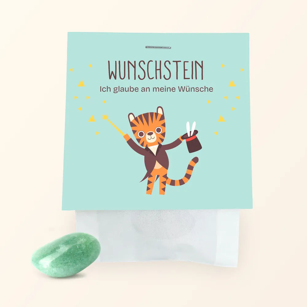 Der Wunschstein von Framily ist ein Aventurin, der in einer Tüte mit einem süßen zaubernden Tiger unter den Worten "Ich glaube an meine Wünsche" als Etikett verpackt ist.