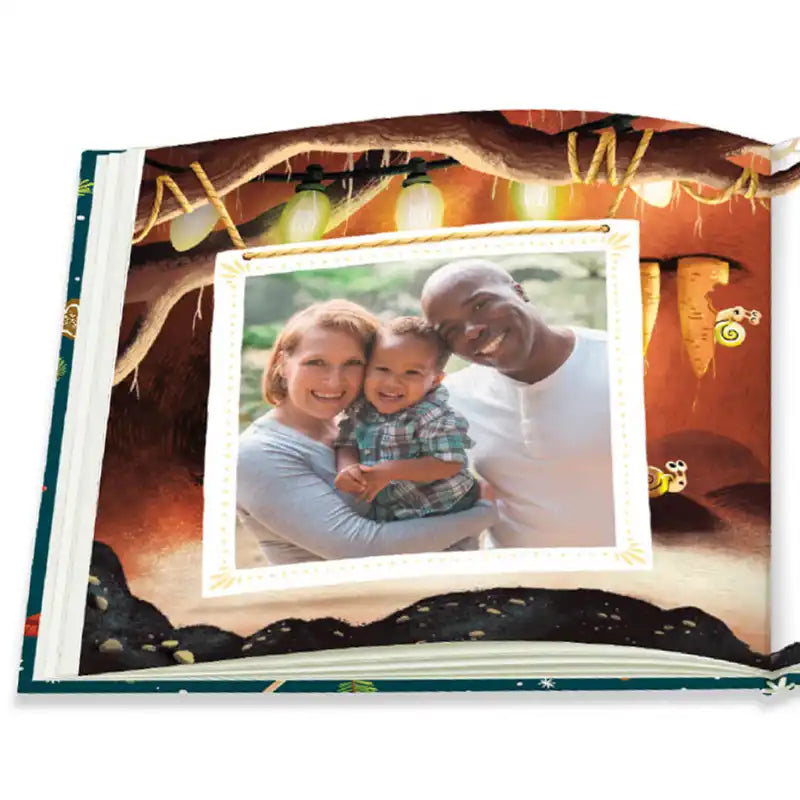 Ein aufgeschlagenes Dein Wichtel-Foto-Buch von Framily zeigt eine lächelnde Familie auf einem Foto vor einem farbenfrohen, leuchtenden Hintergrund. 