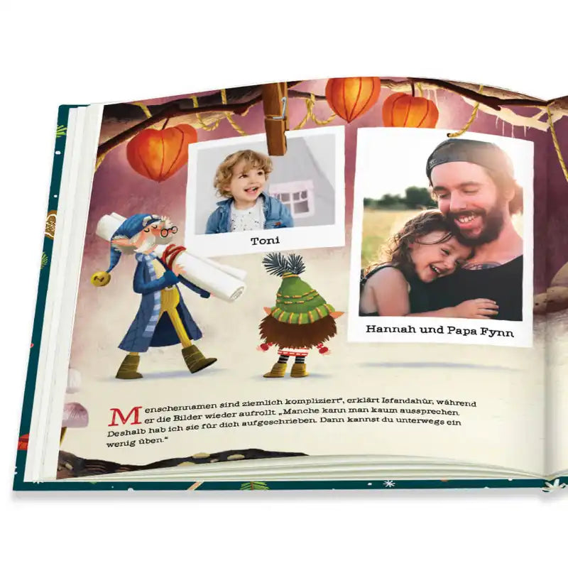 Eine illustrierte Seite aus dem Wichtel-Foto-Buch von Framily zeigt Fotos von Toni, Hannah und Papa Fynn. Darunter erscheinen verspielte Illustrationen der Wichtel. 