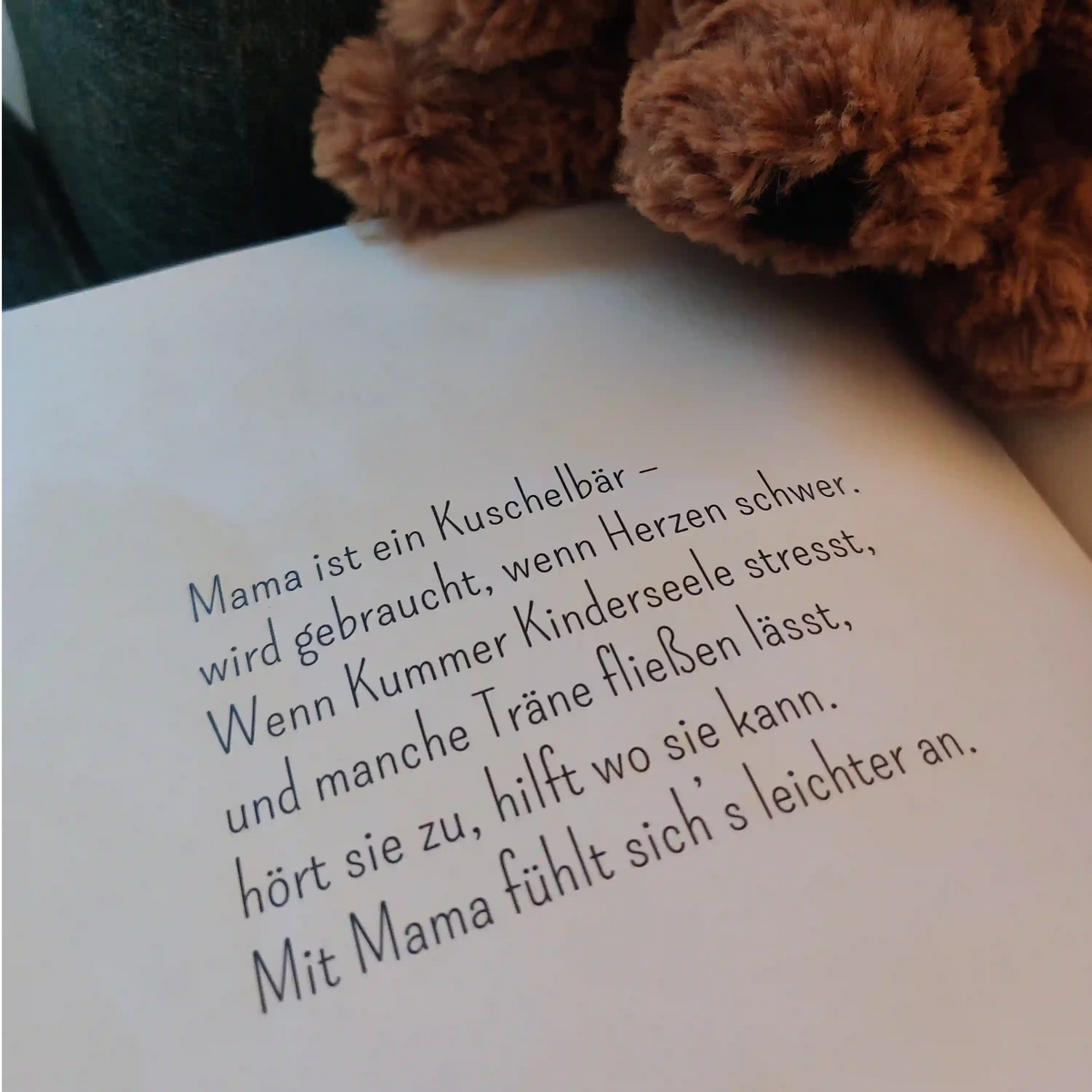 Ausschnitt aus dem Framily Mama-Buch. Mama als Kuschelbär