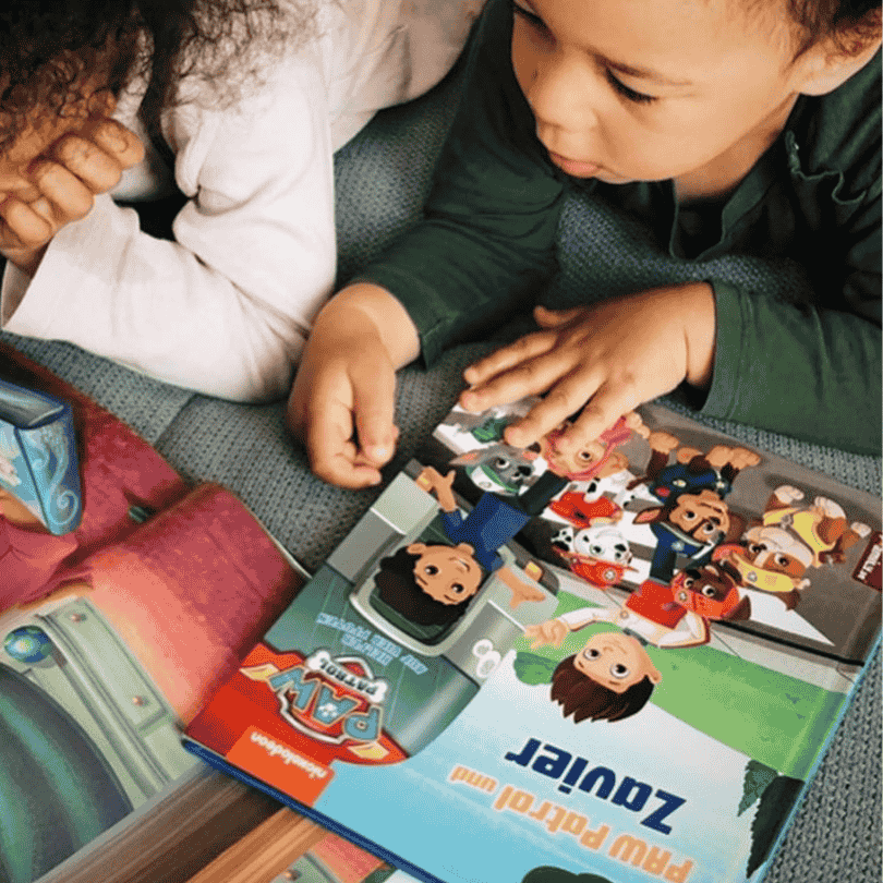 Zwei Kinder sehen sich Paw Patrol Bücher an