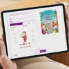 Tablet mit Blick auf den Konfigurator, um verschiedene Kinder im Buch Winterwimmelbuch für Geschwister zu personalisieren.