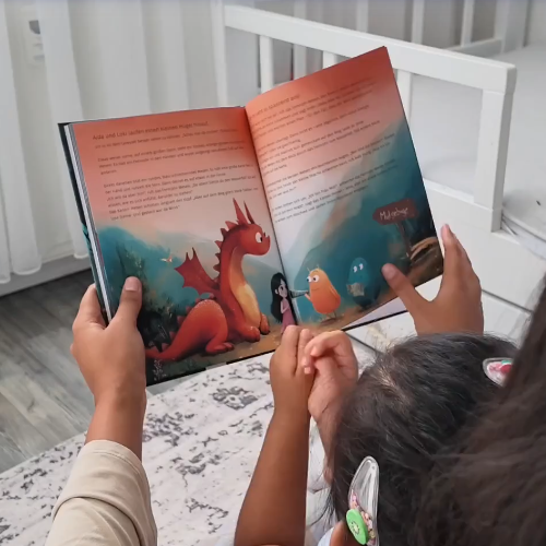 Video zur Personalisierung des Buchs "Wie dein Kind Frau Mut fand" von Framily. Eine Muttter und ihr Kind erkunden und empfehlen das Buch